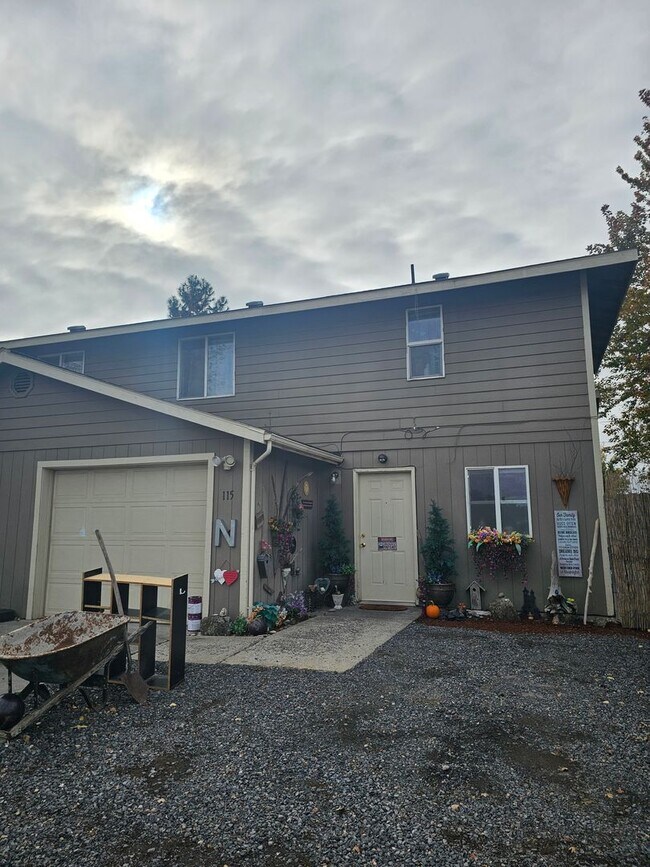 Building Photo - MF076-Short Ave Duplex-Gaerisch