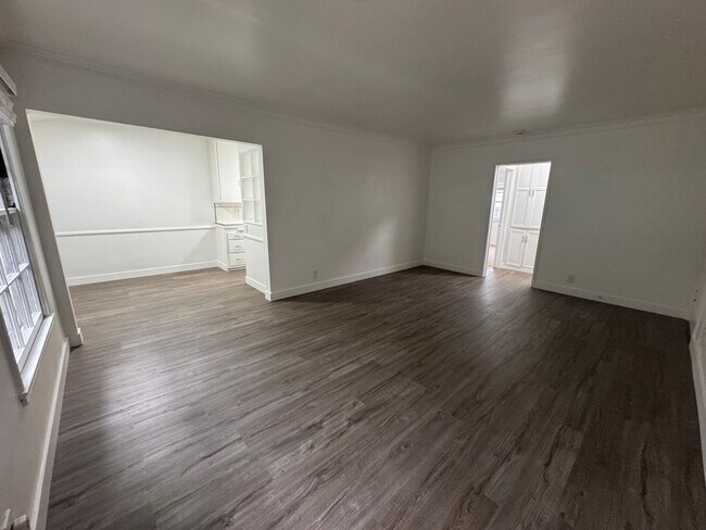 Foto del edificio - 8575 Holloway Dr