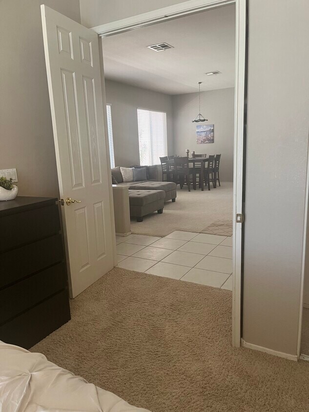 Foto principal - 2352 Thayer Ave