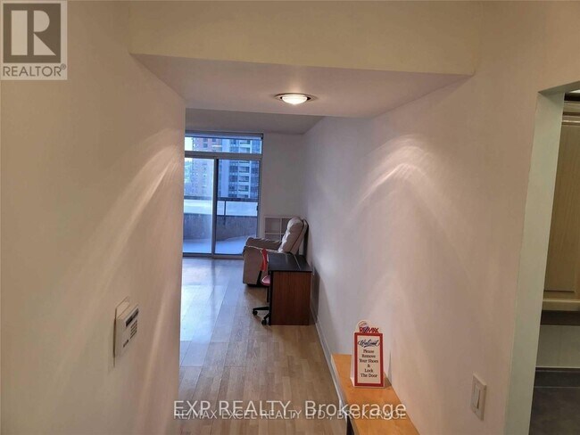 Building Photo - 18 Sommerset Way