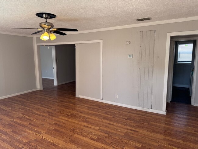 Building Photo - Just off 50th and I-27/ Newly Renovated-MOVE IN SPECIAL!!