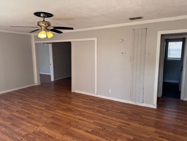 Foto del edificio - Just off 50th and I-27/ Newly Renovated-MOVE IN SPECIAL!!