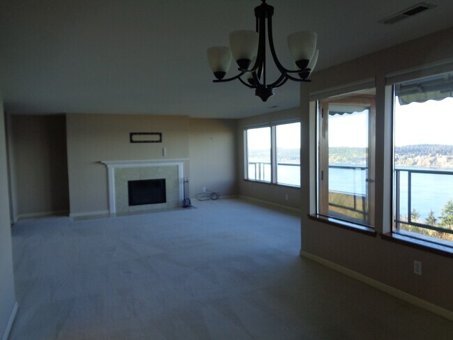 Fireplace for cozy winter nights. - 3016 N Narrows Dr