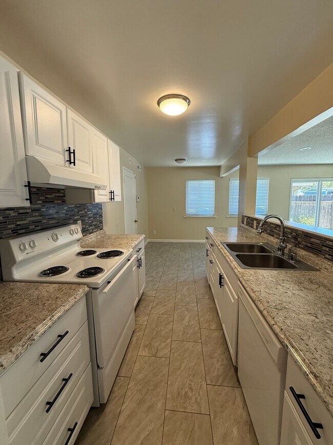 Foto del edificio - LARGE CORNER LOT HOME
