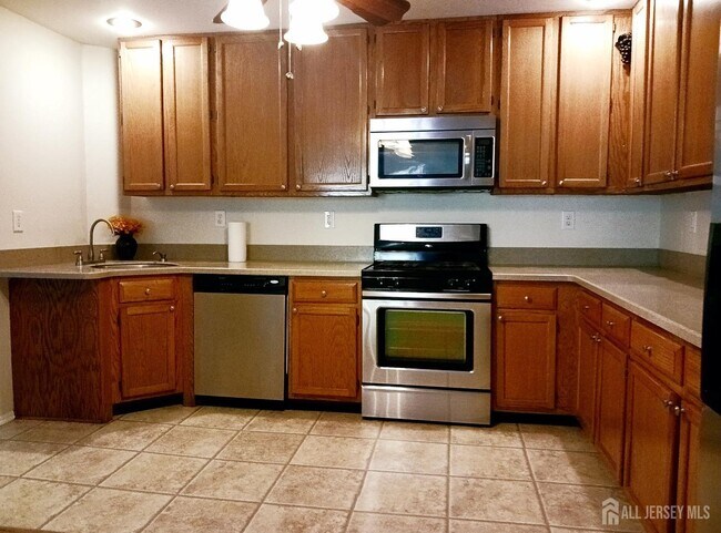 Foto del edificio - 4416 Birchwood Ct