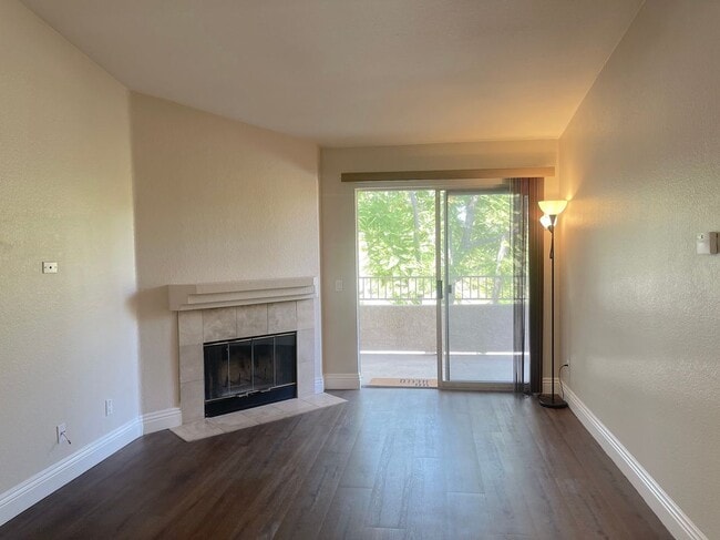 Building Photo - 2400 Del Mar Way
