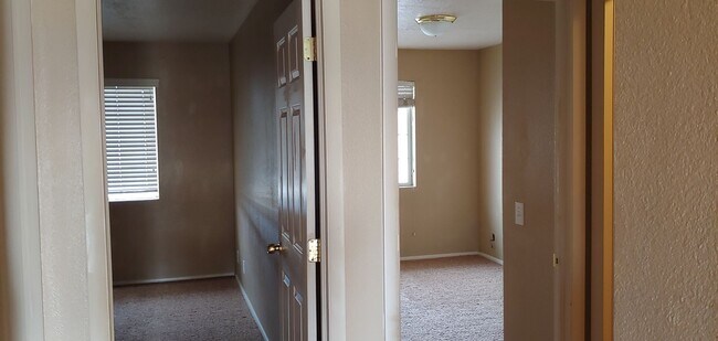 Building Photo - Available Now! 3 bed 2 bath