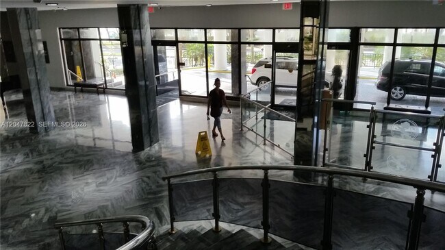Foto del edificio - 5401 Collins Ave