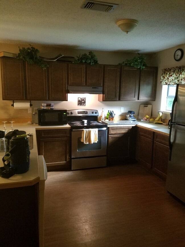 Building Photo - 2 Bed/2 Bath half duplex