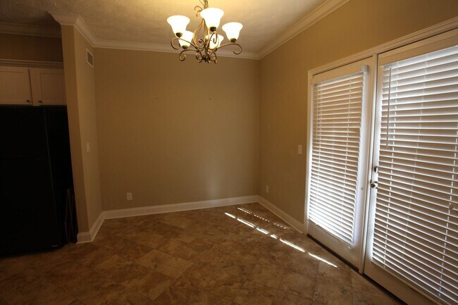 Building Photo - 2 Bedroom/2.5 Bath Available in July!