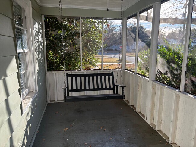 Foto del edificio - Charming 2-Bedroom, 1-Bath Home with Hardwood Floors & Cozy Enclosed Porch