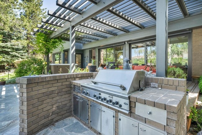 Building Photo - LAKEFRONT LUXURY ON LAKE STANLEY | FULLY FURNISHED + UTILITIES INCLUDED IN GUARDED LAKERIDGE SHORES