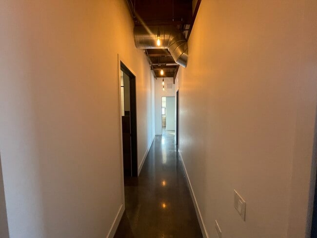 Building Photo - 2061 N Southport Ave