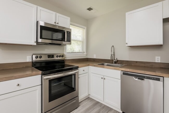 Building Photo - 1885 Hazelwood Dr