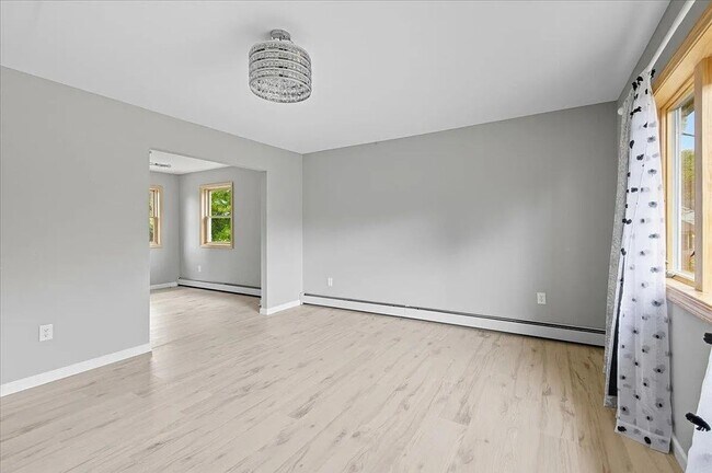Foto del edificio - Beautifully Maintained Single-Family Home With Flexible, Multi-Area Layout
