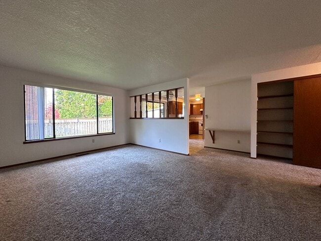 Building Photo - Charming 2 Bedroom Duplex with Spacious Yard in Gresham!