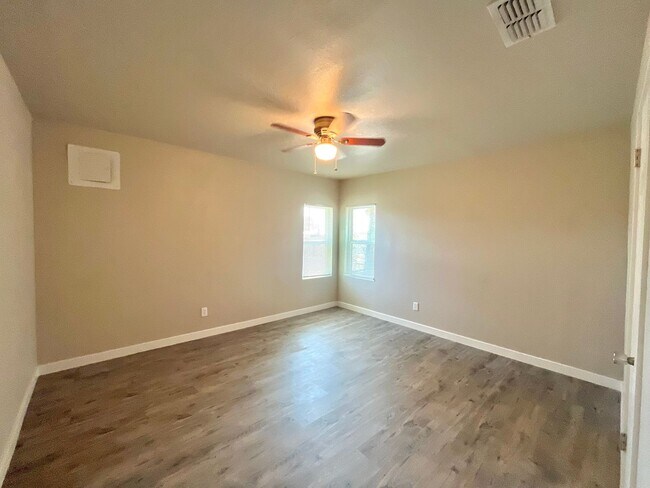 Foto del edificio - 2 Bedroom Home at Parkway and Cherry Point!