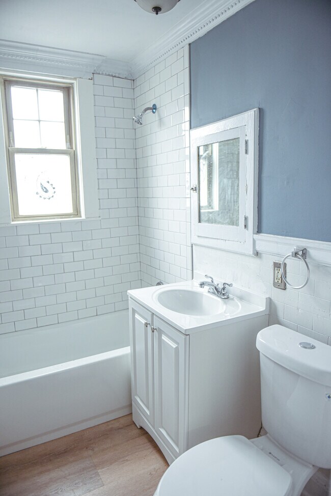 Foto del edificio - 98 1/2 Main St