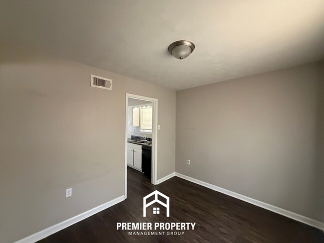 Foto del edificio - Spacious 4BR/2BA Home in Bartlett Cove | Brick Fireplace & Formal Dining