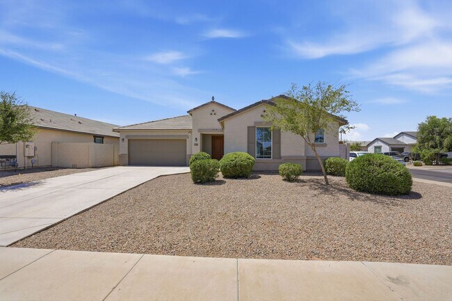 Foto del edificio - Spacious 5-Bedroom Home with Open Floor Plan & Private Backyard