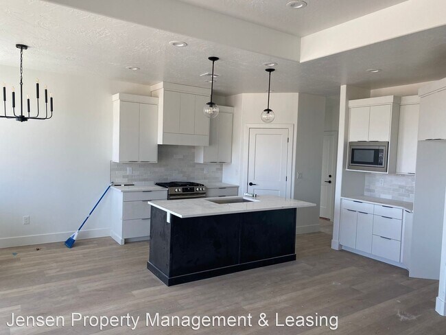 Building Photo - 4 br, 2 bath House - 4077 West 175 South