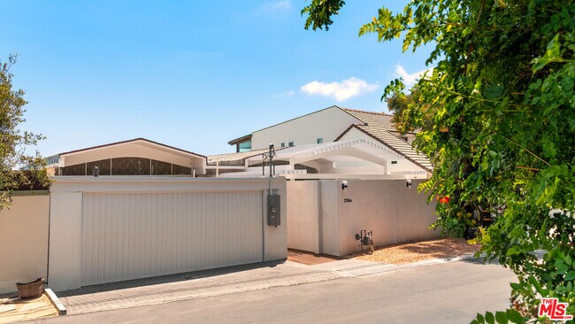 Building Photo - 27044 Malibu Cove Colony Dr