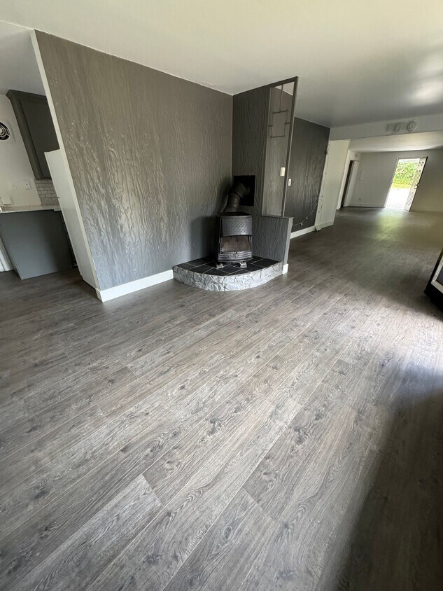 Foto principal - Spacious Two Story (2BR/1BA) Home with Lar...