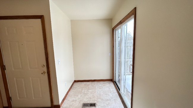 Building Photo - 1052 Community Rd