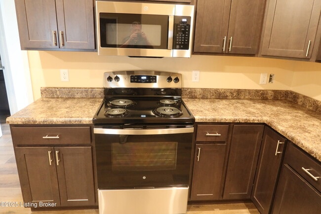 Building Photo - 122 Peonia Rd