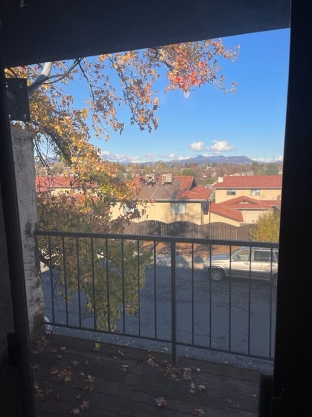 Primary Photo - Redding townhome close to shopping with 1 ...