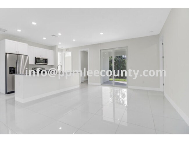 Foto del edificio - 2024 YEAR CONSTRUCTION Home in Lehigh Acre...