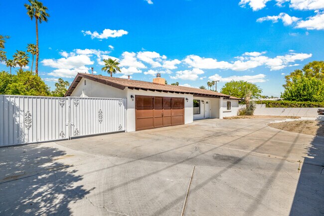 Building Photo - 1066 E Tachevah Dr