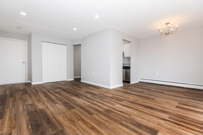 Building Photo - Chestnut Lake