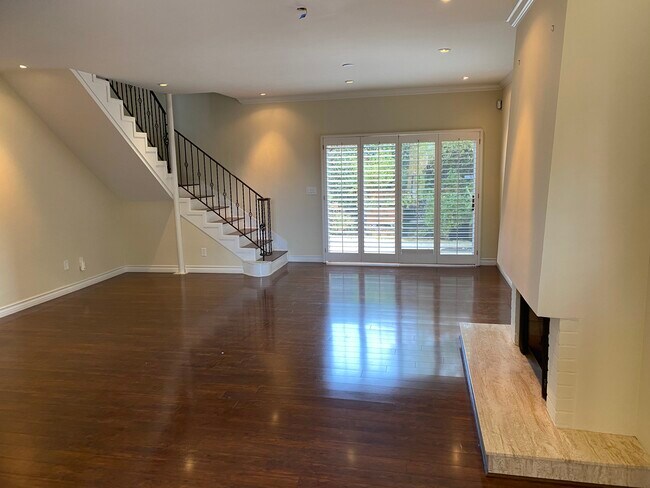 Living Room - 1922 S Barrington Ave