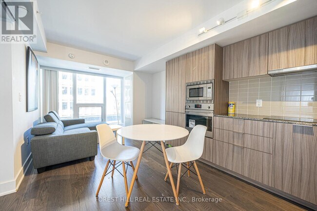Photo du bâtiment - 955-1955 Bay St.