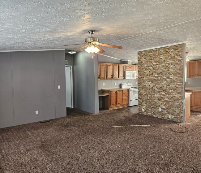 Building Photo - 45 Lynnwood Cir