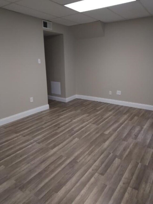 Vista de la habitación frontal 2 - 7525 Forsyth Blvd