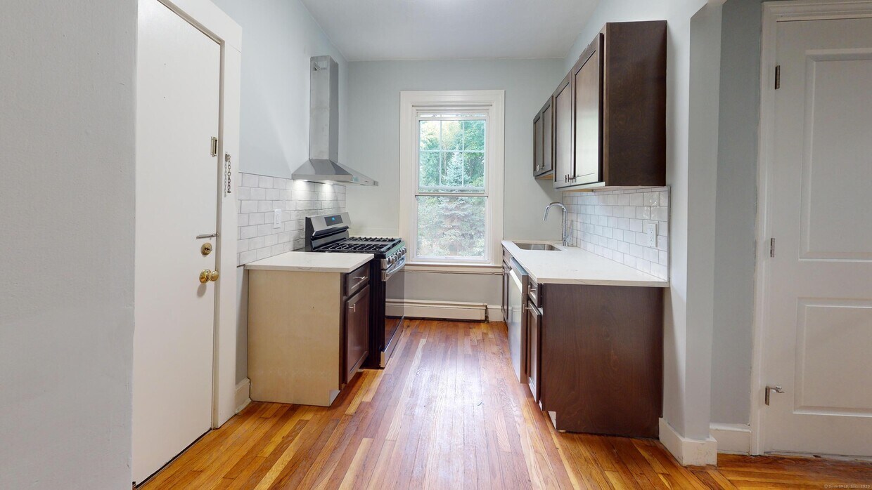 Primary Photo - 28 Avon St