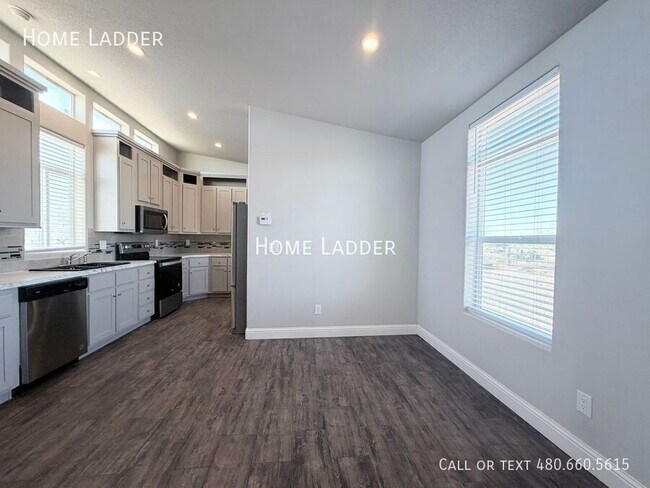 Building Photo - 32567 W Santa Cruz Ave