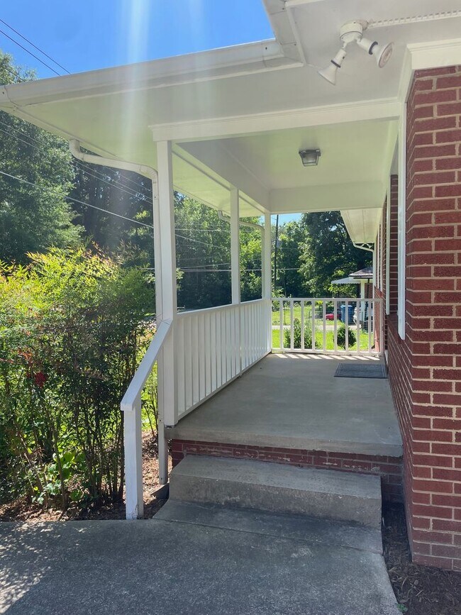 Building Photo - BEAUTIFUL 2 BED HOUSE, LARGE DECK, LARGE B...