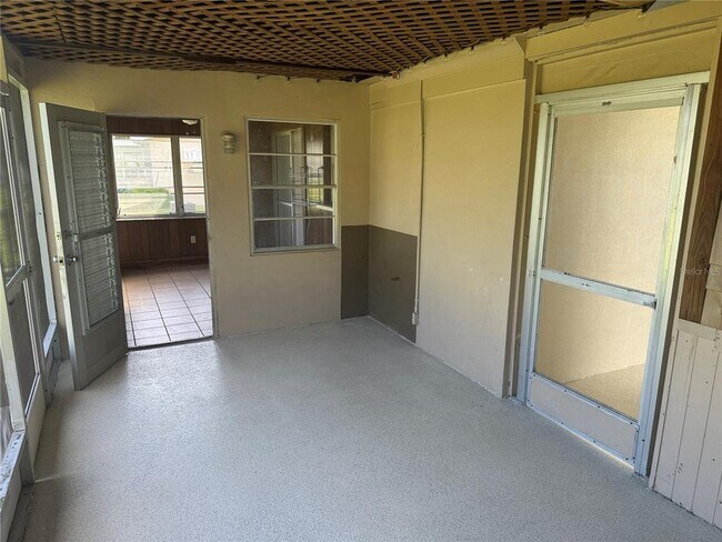 Foto del edificio - 22236 Montrose Ave