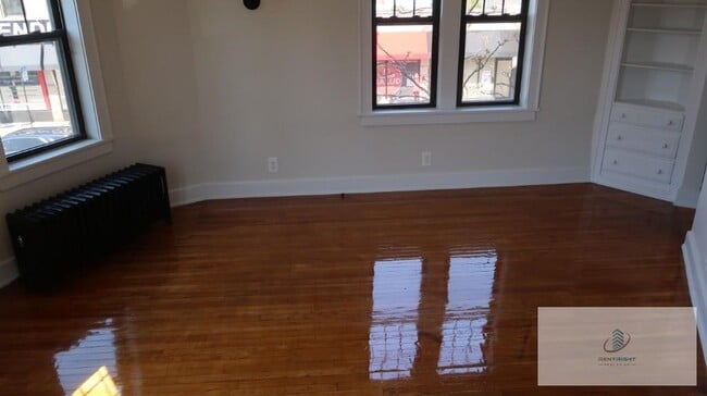 Foto del edificio - 5037 W Montrose Ave