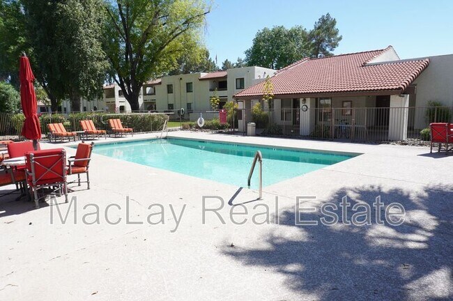 Foto del edificio - 10444 N 69th St