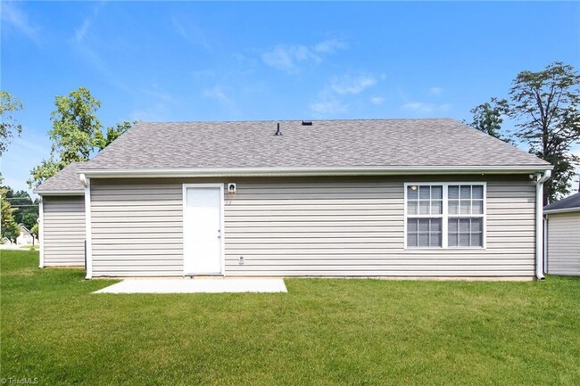 Building Photo - 2403 Planter Ct