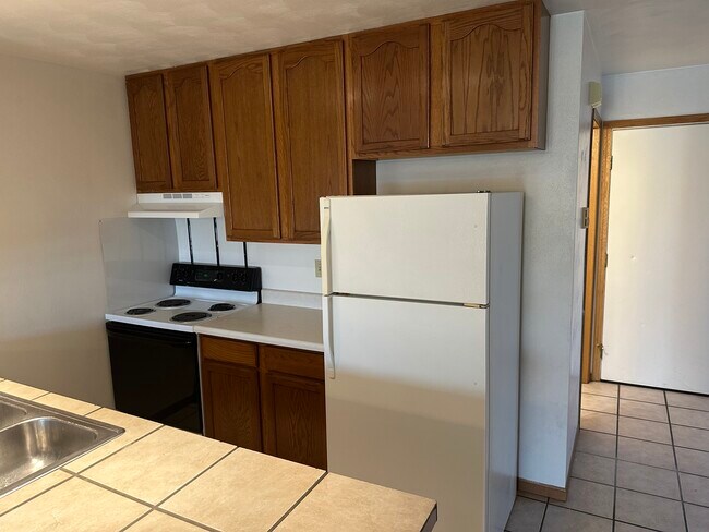 Stove, refrigerator and dishwasher furnished - 1010 Lakeshore Dr