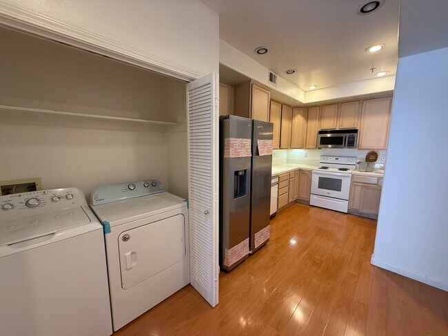 Foto del edificio - 903 Sunrose Terrace