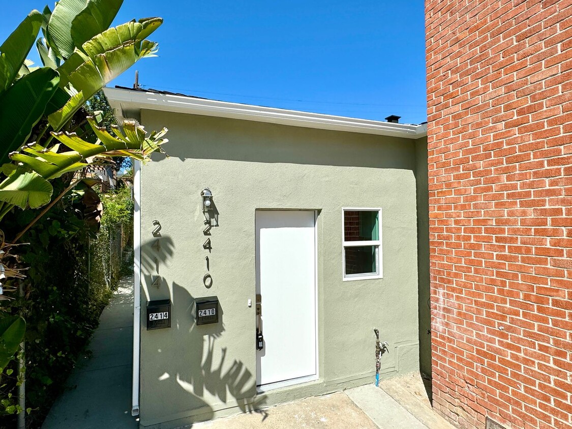 Primary Photo - 2410-2414 33rd St