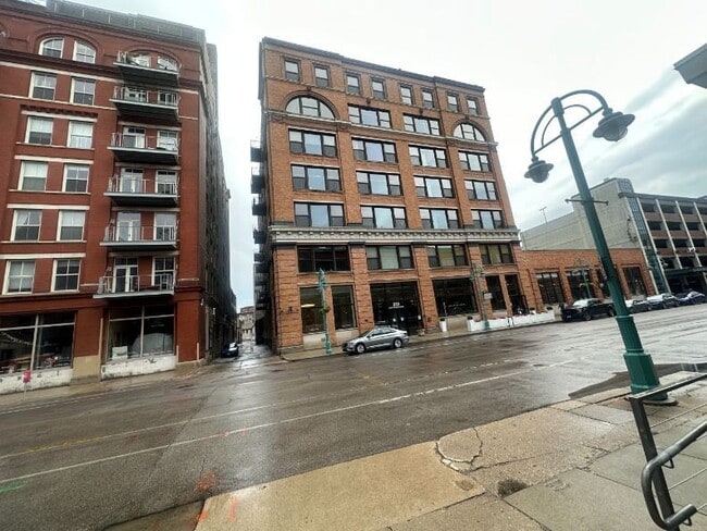 Building Photo - 239 E Chicago St