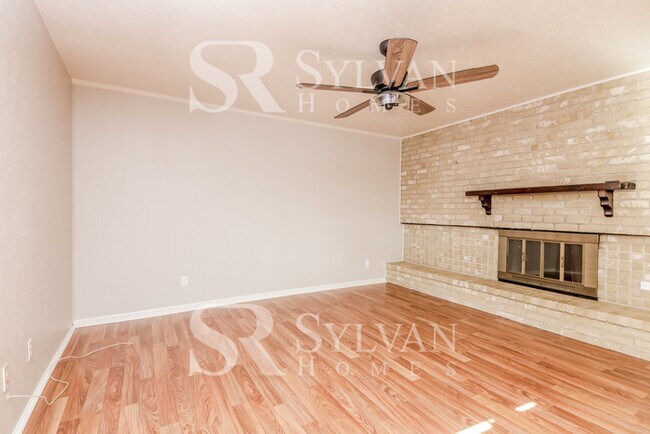 Building Photo - Feel right at home in this charming 3 bedr...
