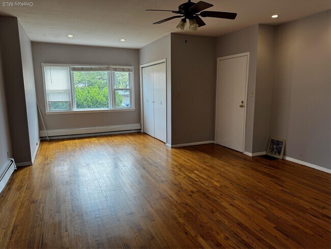 Building Photo - 561 E Olive St